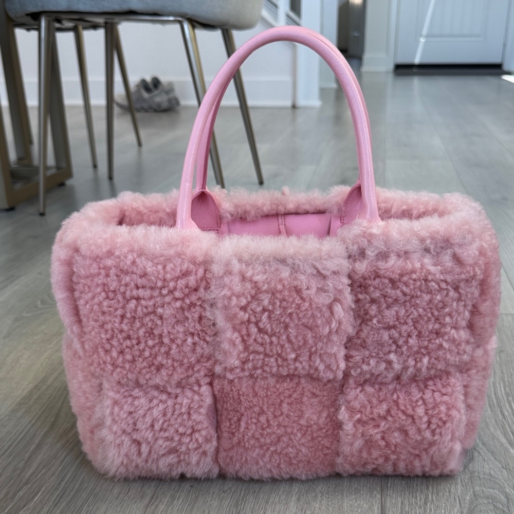 Bottega veneta pink shearling small arco tote